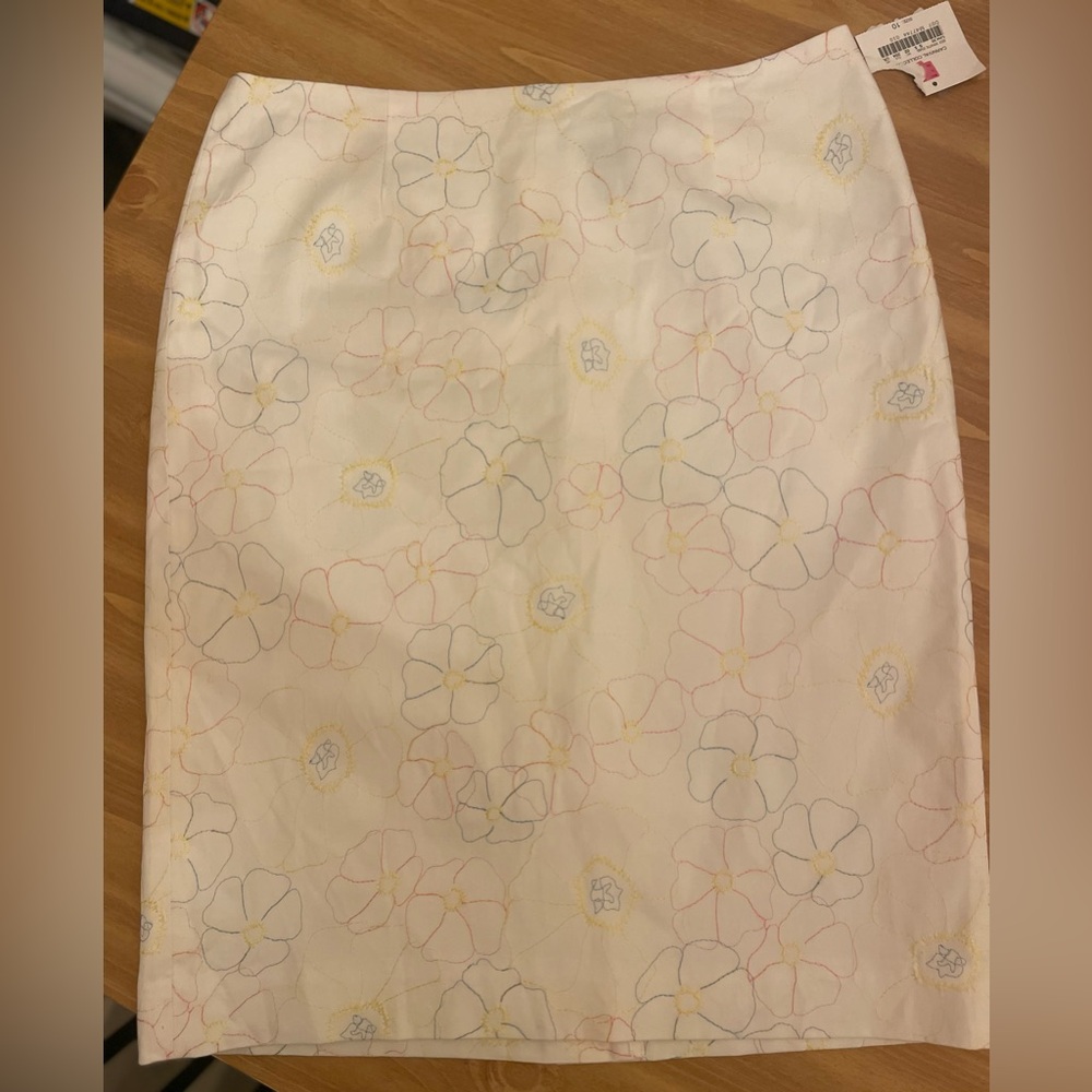 Apostrophe Skirt White w Fuchsia, Blue &Yellow Floral Embroidery Size 10 Stretch